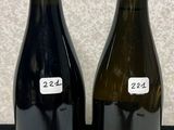 deux bouteilles de vin posées sur un comptoir