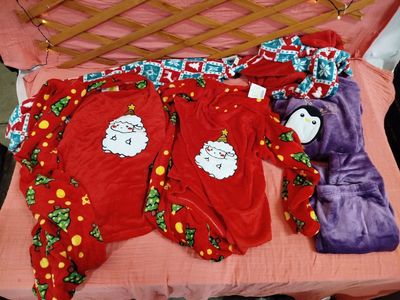une valise contenant quelques vêtements et une peluche