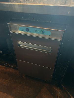 une photo d'une cuisine équipée d'un lave-vaisselle en acier inoxydable