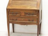 un petit bureau en bois muni de deux tiroirs