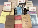 un grand nombre de livres posés sur une table