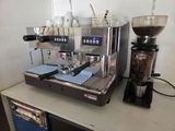 une machine à café posée sur une table