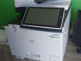 une imprimante posée sur un bureau à côté d'une imprimante
