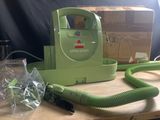 un sèche-cheveux vert posé sur une table à côté d'une boîte