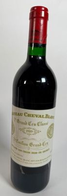 une bouteille de vin à côté d'une bouteille de vin