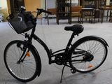 un vélo noir avec un panier à l'arrière