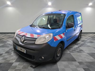 la camionnette bleue est garée sur un sol en damier dans le garage