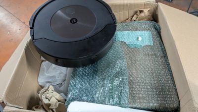un carton contenant un aspirateur et d'autres objets