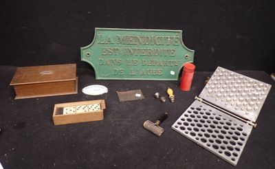 un grand nombre d'objets posés sur une table