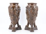 paire de vases anciens en bronze ornés de figures, sur socles