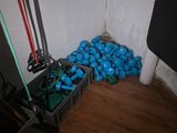 un tas de boules bleues dans une caisse posée contre un mur