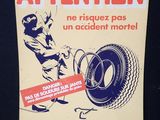 une publicité pour un magasin de pneus en France, avec la photo d'un homme tenant un pneu