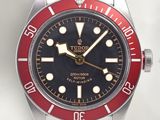 une montre dont le cadran est orné d'une lunette rouge