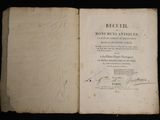 un vieux livre écrit posé sur une table