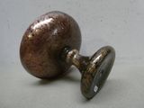 un gros plan sur un bouton de table