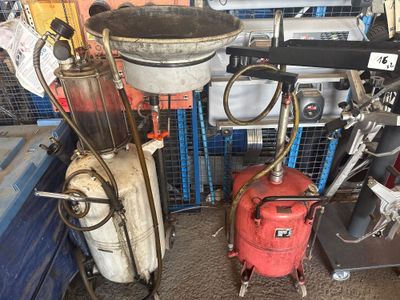 Il y a de nombreux types d'outils et de matériel différents dans cette pièce.