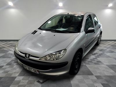 la photo d'une voiture argentée garée dans un garage