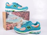 une paire de chaussures de course New Balance avec une boîte en arrière-plan