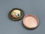 l'image d'une petite boîte sur laquelle figure le portrait d'une femme