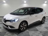 la voiture blanche est garée sur un sol en damier dans le garage