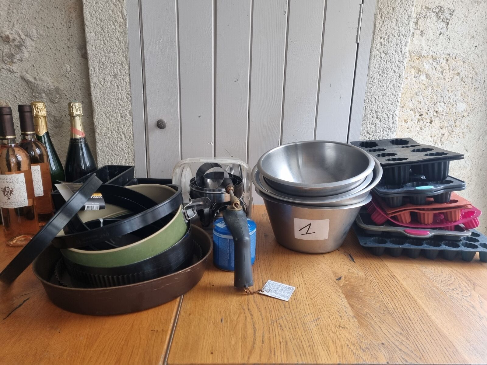 1 lot de moules et cercles à gâteau ; lampe à souder