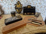 une photo d'une table sur laquelle sont disposés divers objets
