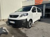 une camionnette blanche garée devant un bâtiment