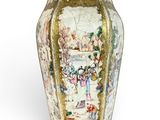 un vase avec une peinture sur une surface blanche