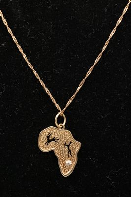 un collier en or orné d'une carte de l'Afrique