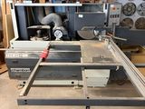 une machine posée sur une table dans une pièce