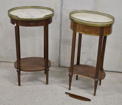 paire de tables d'appoint anciennes avec plateaux en marbre et bordures en laiton