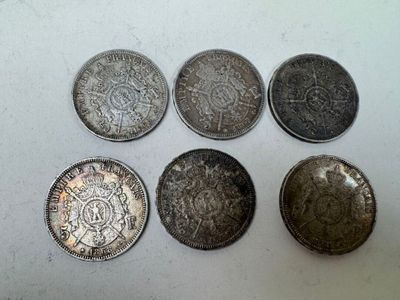 six types de pièces différents posés sur une surface blanche