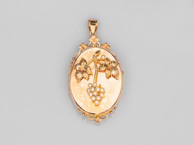 un fermoir en or orné d'une croix et de fleurs