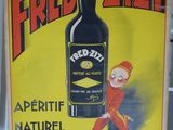 une affiche faisant la promotion d'une bouteille de « Red Zizzle »