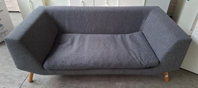 un canapé gris qui se trouve dans une pièce