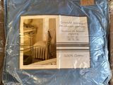 une photo d'un lit emballé dans un carton et recouvert de film plastique