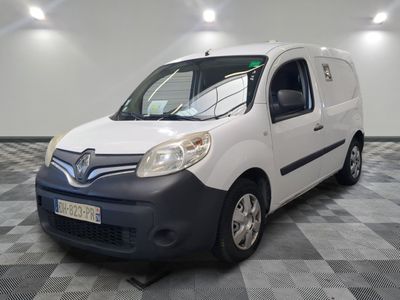 la photo d'une camionnette blanche garée dans une pièce