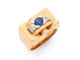 gros plan d'une bague en or avec un saphir et des diamants