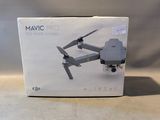 une boîte sur laquelle figure l'image d'un petit drone