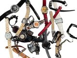 plusieurs types de montres sur une surface blanche