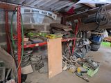 un garage rempli d'outils et de bric-à-brac