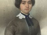 portrait d'une femme en robe grise avec un col en dentelle blanche