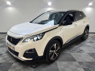 une voiture blanche est garée dans une pièce au sol à carreaux