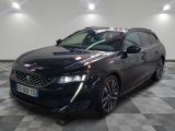 la voiture noire est garée sur un sol en damier dans le garage
