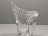 un vase en verre transparent posé sur une table blanche