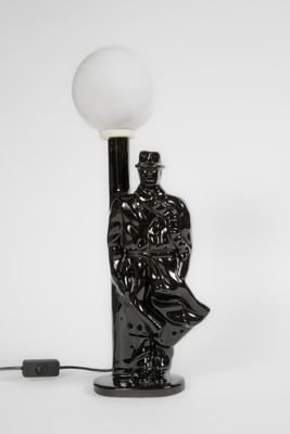 une lampe posée sur une table sur laquelle se trouve une lampe