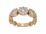 une bague en or jaune sertie d'un bouquet de diamants blancs
