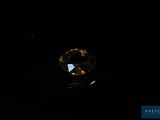 un gros plan d'un diamant dans l'obscurité, sur fond noir