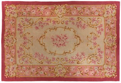 un gros plan d'un tapis sur fond blanc, avec une bordure rose