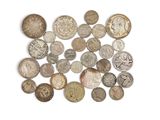 une image représentant un tas de vieilles pièces de monnaie posées sur une surface blanche